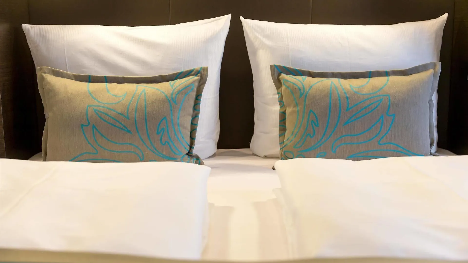 Motel One Duesseldorf Hauptbahnhof 3*, Dusseldorf